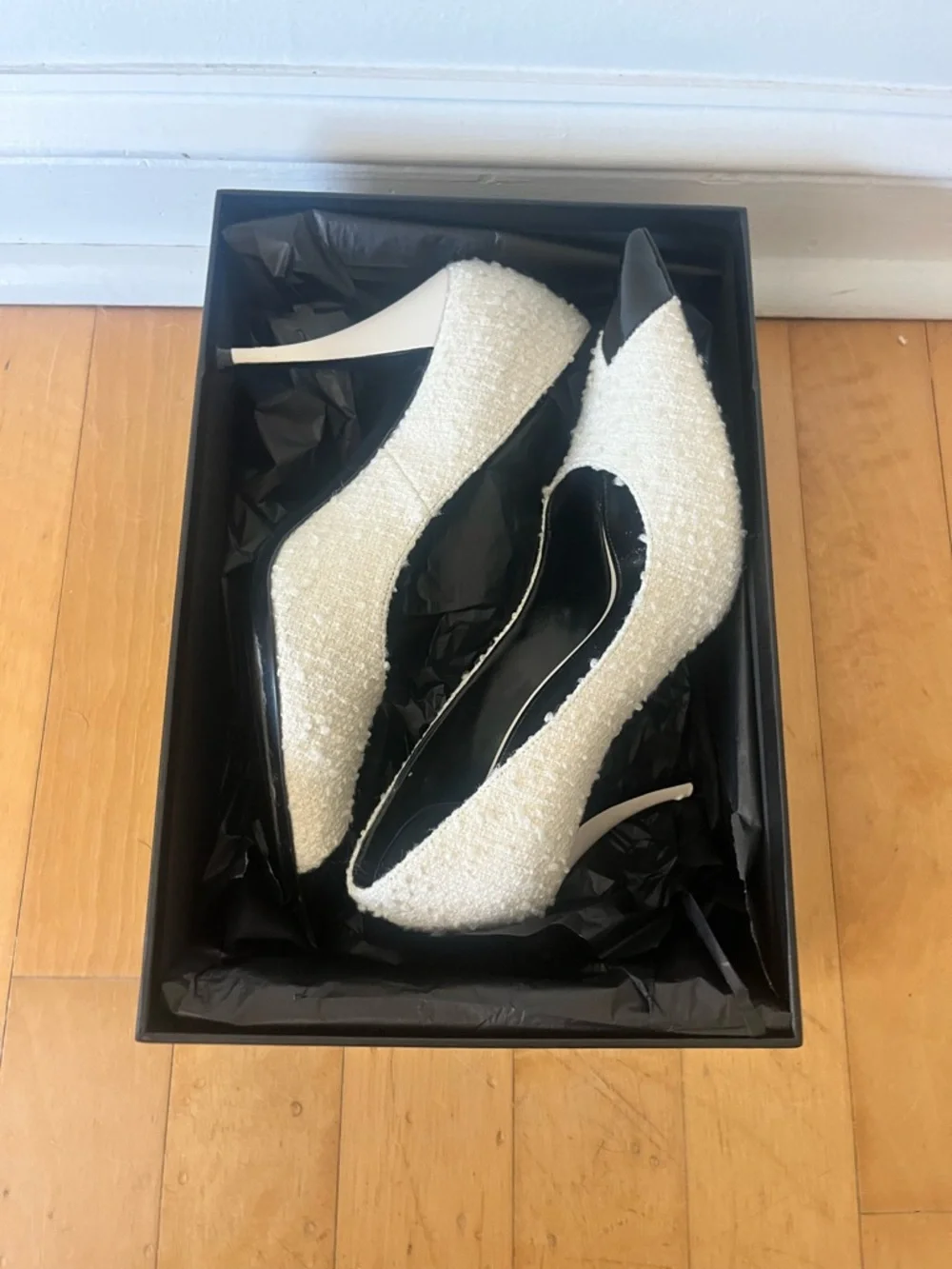 Saint Laurent Cream Tweed Pumps with Black Patent Toe - Picture 11 of 13